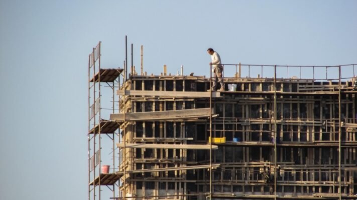 La Seguridad en Trabajos en Alturas: Equipos Esenciales para la Protección Personal