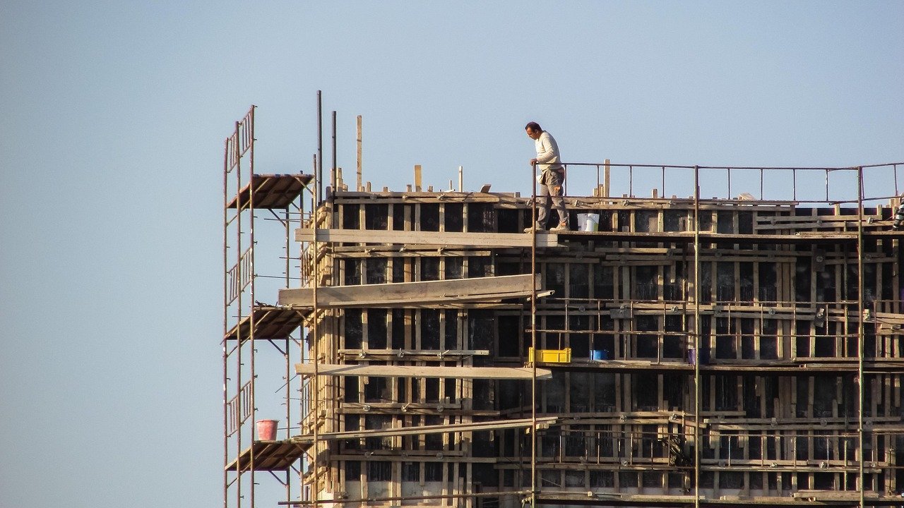 La Seguridad en Trabajos en Alturas: Equipos Esenciales para la Protección Personal