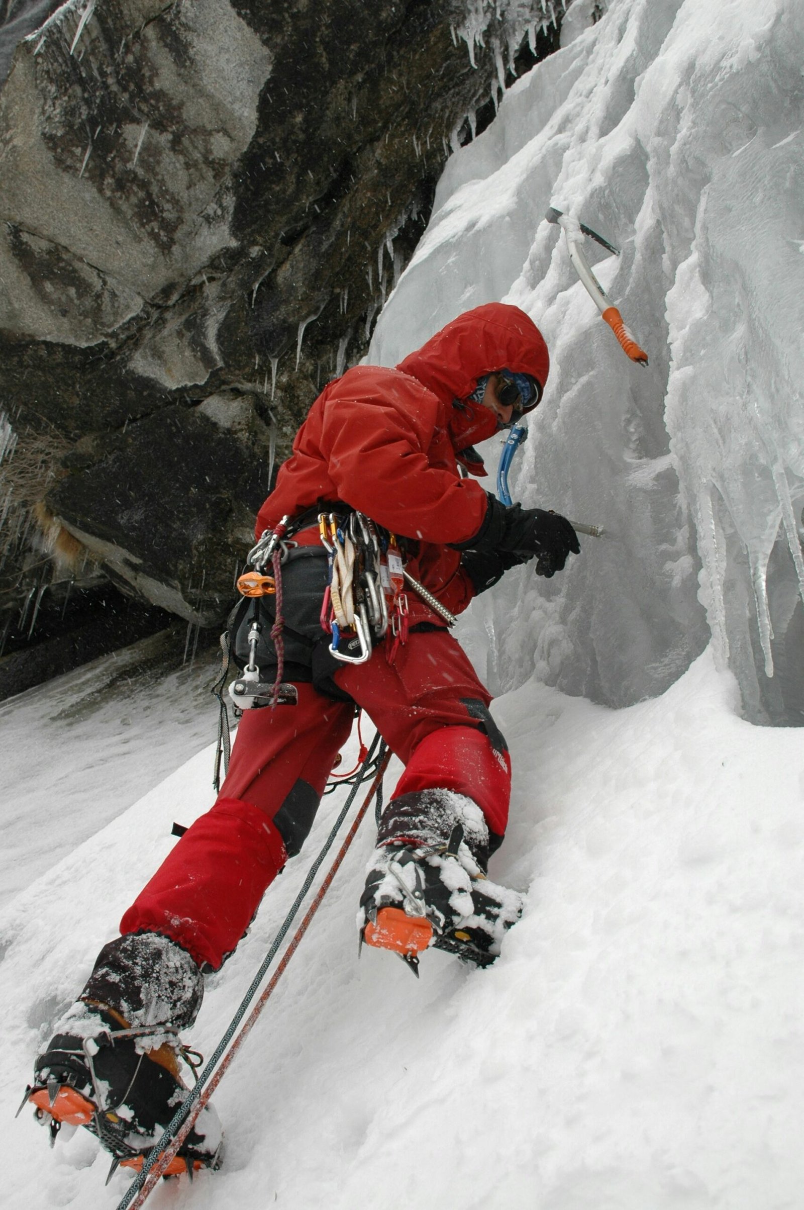 Cómo Elegir tus Crampones de Montañismo: Factores Clave a Considerar