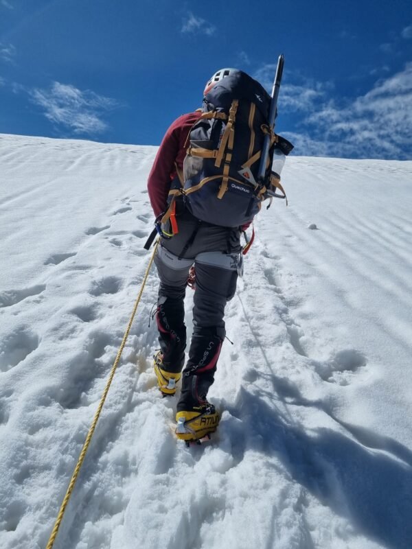 Crampones de Montañismo: Guía Completa para tu Seguridad en la Nieve y el Hielo