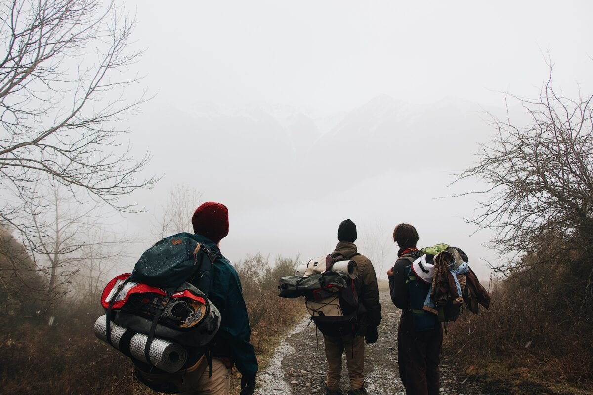 Guía Completa del Equipo de Senderismo Esencial para Tus Aventuras en la Montaña