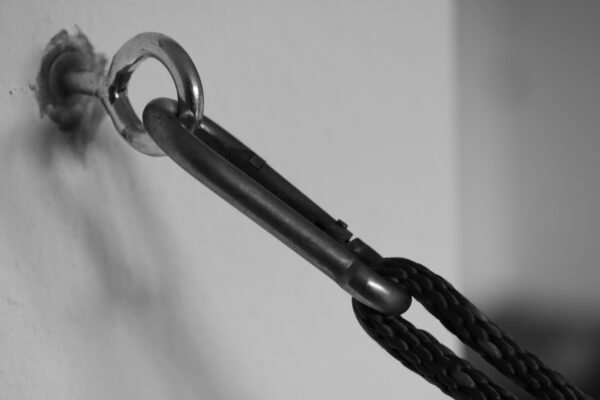 Punto de anclaje tipo argolla con conector enganchado