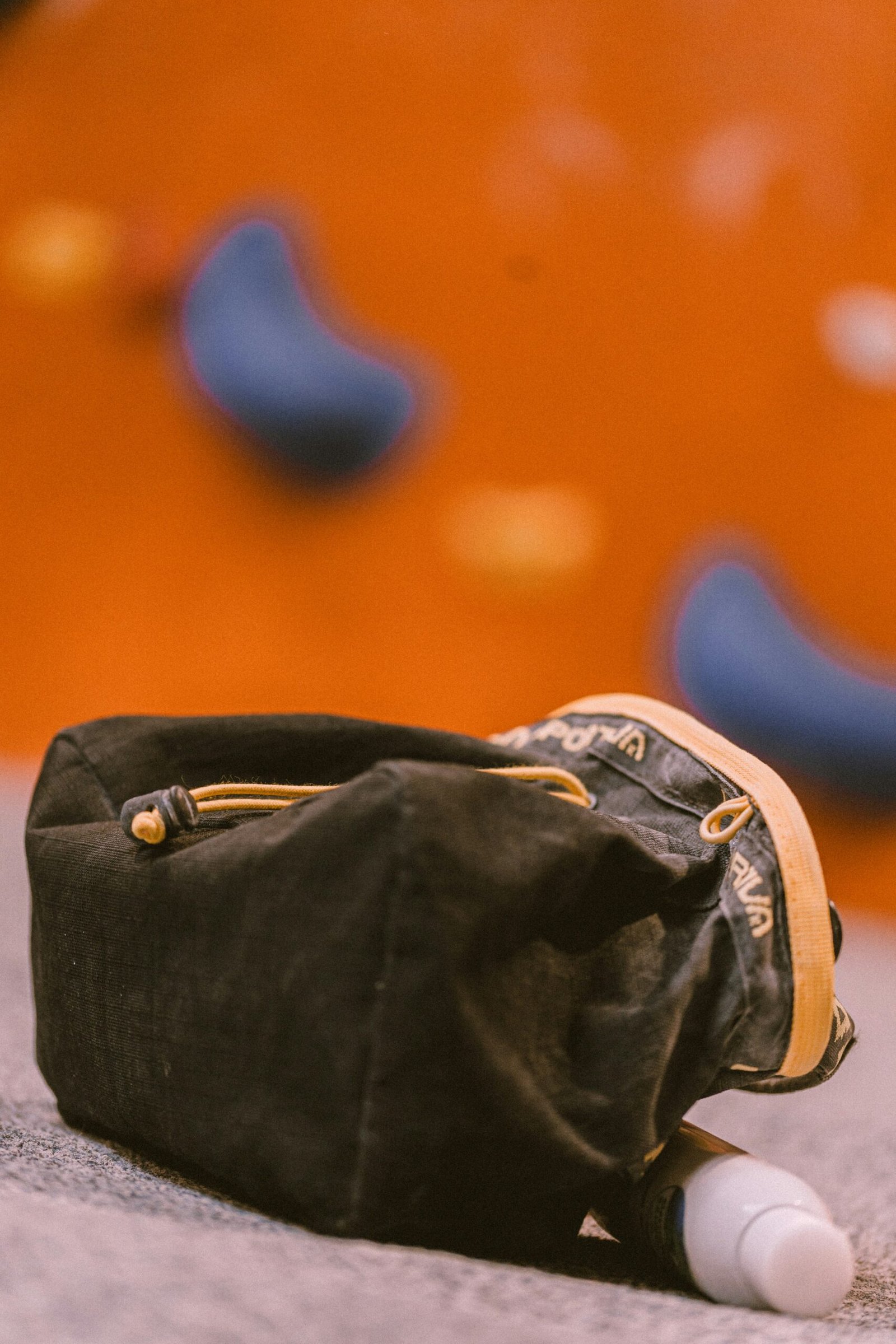 ¿Qué es una magnesiera y por qué es imprescindible en escalada y trabajo vertical?
