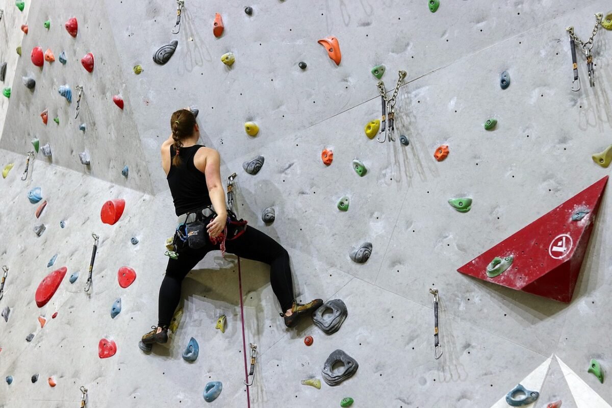 Rocodromo: qué es, cómo elegir el mejor y consejos para empezar a escalar