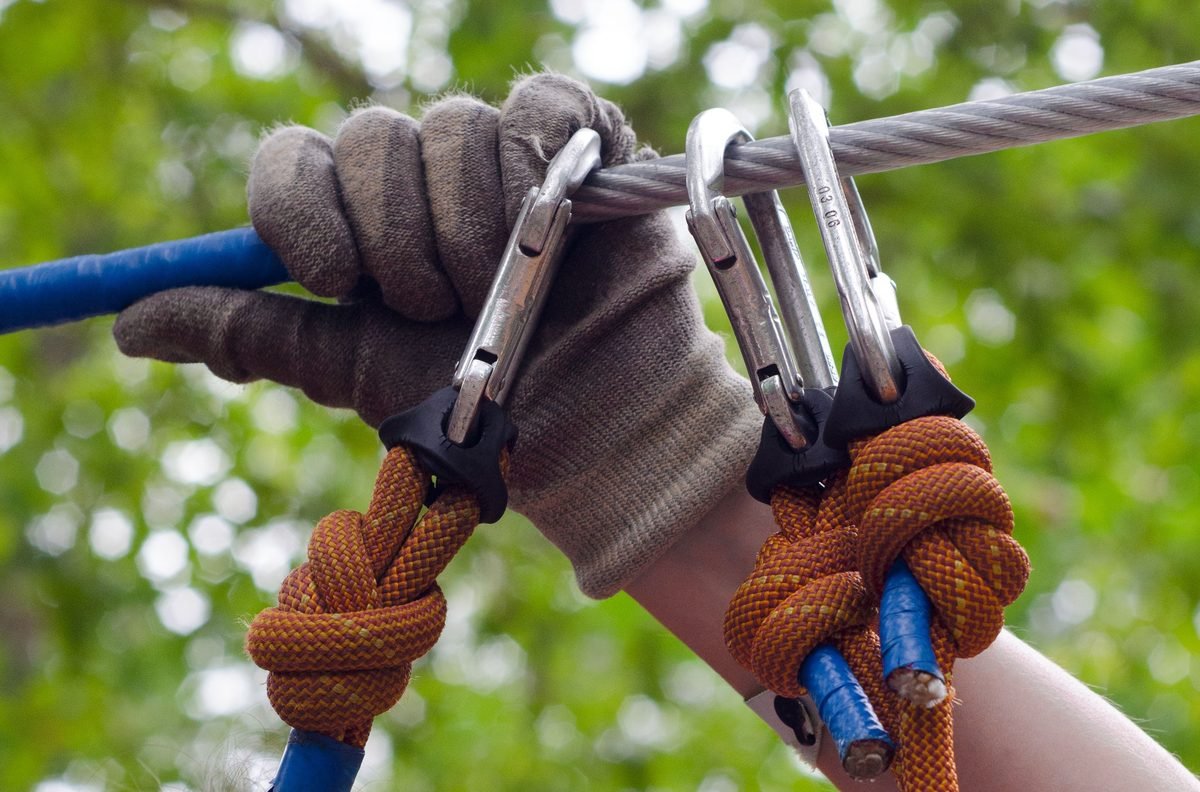 Guantes para trabajo en alturas: guía completa para elegir el EPP correcto según normativa
